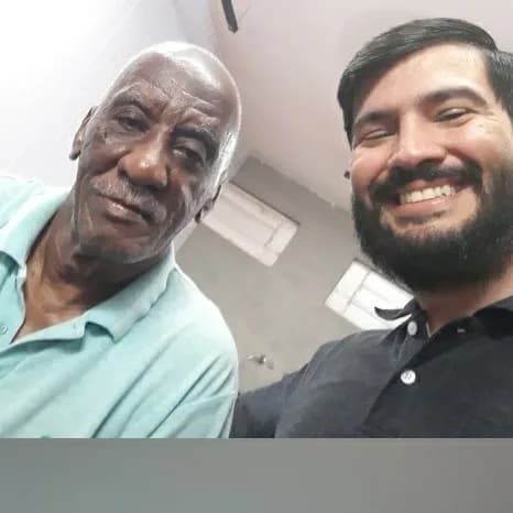 Denis Garcia sorrindo ao lado de um cliente